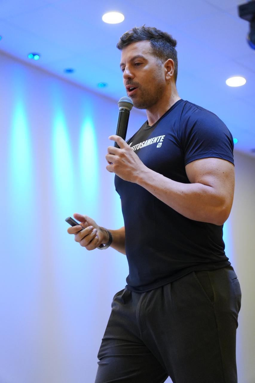 Dr. Santiago Paes ministrando aula